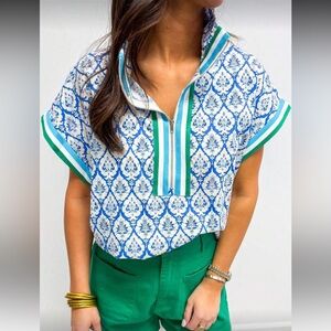 Blue & White Damask Printed Short Sleeve Pullover with Green Trim Size Large